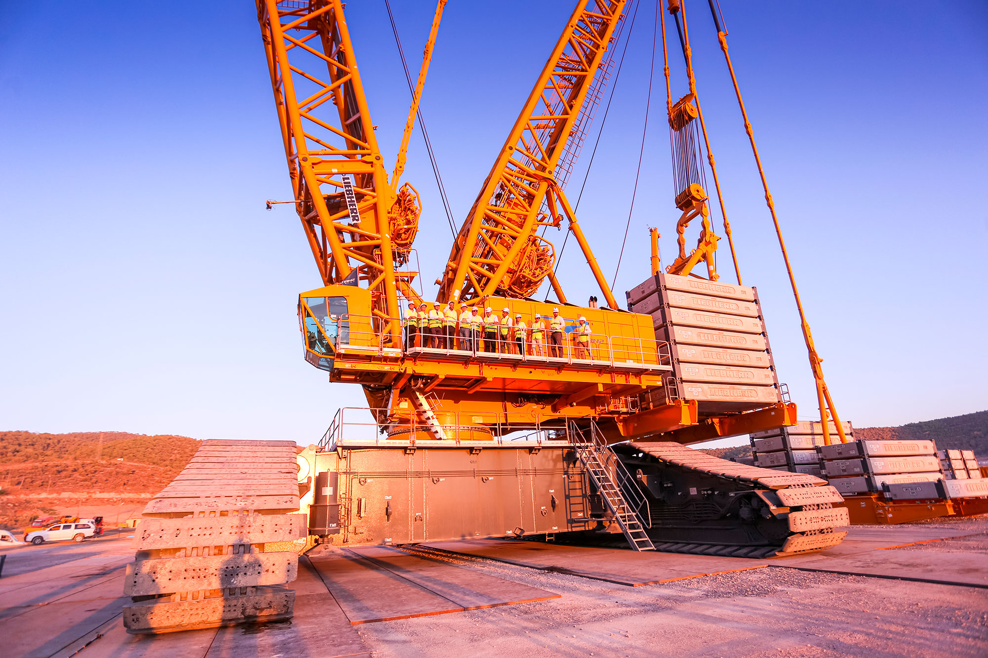 Liebherr. Liebherr LR 13000. Либхер 13000 гусеничный кран. Кран Либхер LR 13000. Гусеничный кран Liebherr LR 13000.